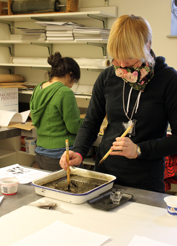 Ruth Teaches Suminagashi at Clark  - Student marbling in small tray